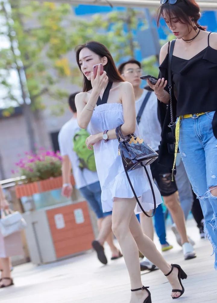 街拍: 清新时尚的短裙美女小姐姐