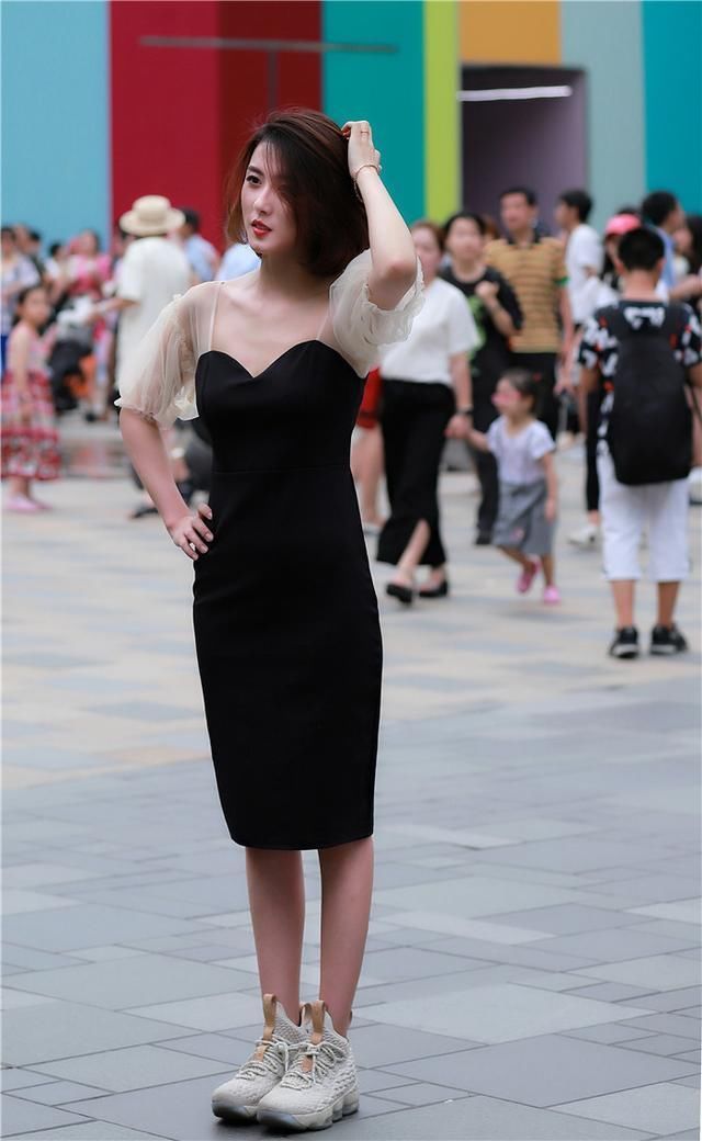 美女小姐姐青春靓丽穿搭整洁，是男人都心醉!