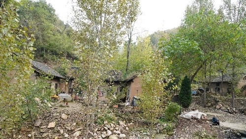  「山西」山西76岁农村老人，守着3间瓦房1条小溪不离开，咋回事