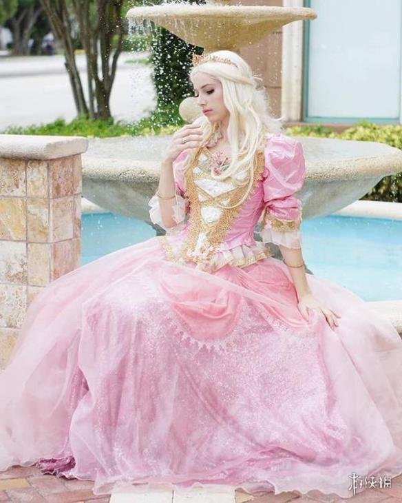 《守望先锋》性感救生员天使cos 紧身裤凸显白嫩美腿