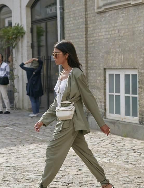  【细节感】今年春夏最火爆的“细带凉鞋”，时髦又百搭，让大长腿秀出来