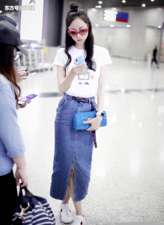 韩雪穿牛仔裙变少女，拿个“变色枕头”当包包，看了都觉得时髦!