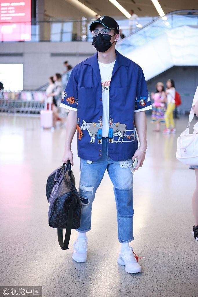 95后小鲜肉张铭恩戴口罩露鼻孔 收粉丝礼物潮男范十足