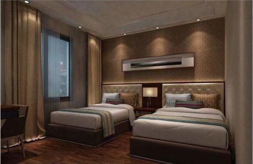 导游经常劝诫:进入酒店房间时,先打开手机摄像头这样做再开灯!