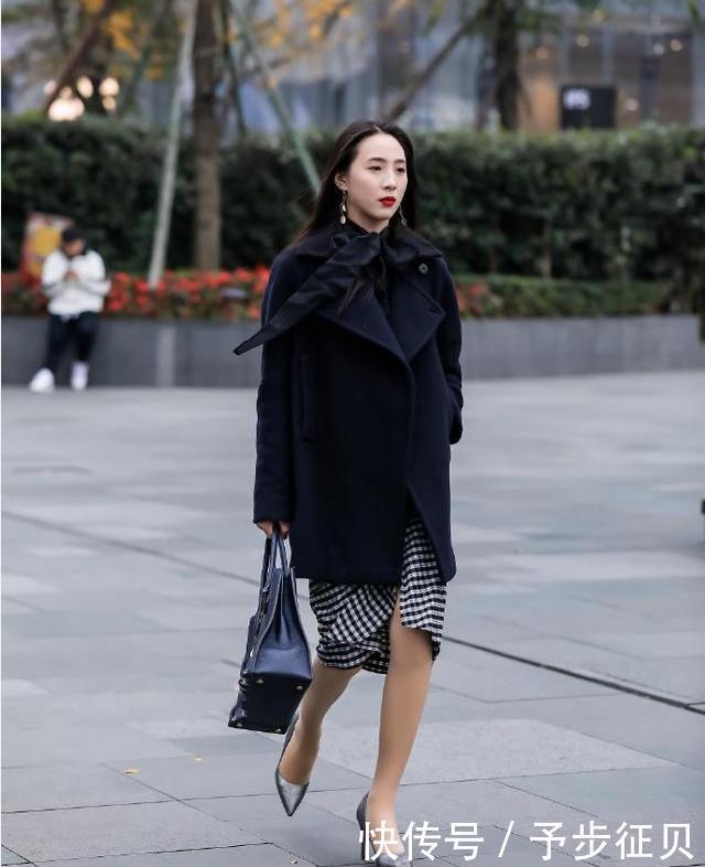 『气质』街拍:长款风衣搭配小皮靴,尽显丰腴身材线条,秀出成熟女人气质