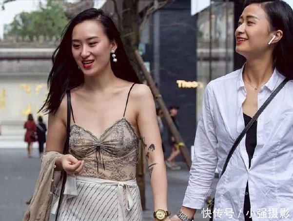 气质小姐姐吊带背心裹出迷人曲线，出门逛街到哪里都不会忘掉闺蜜