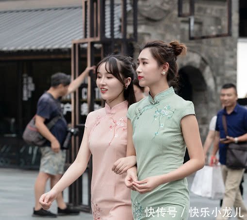 拥有|街拍:拥有异域风情的“小姐姐”,没想到上衣还能够这样穿?