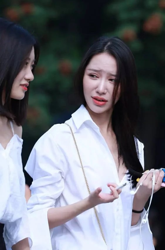 甜美姐妹花浓妆妖艳的样子，没有人不被她们所吸引，在雪纺装的衬