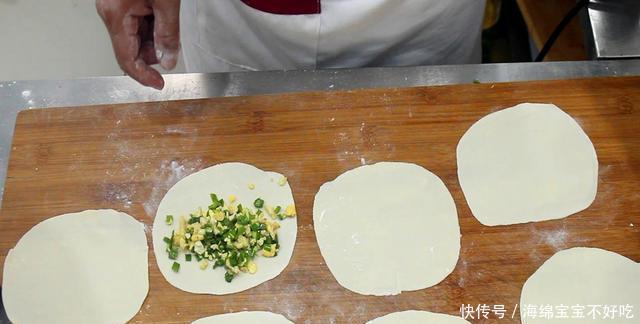  出水：河南特色美食菜蟒，皮薄如纸，不出水不露馅，咬一口满嘴都是菜
