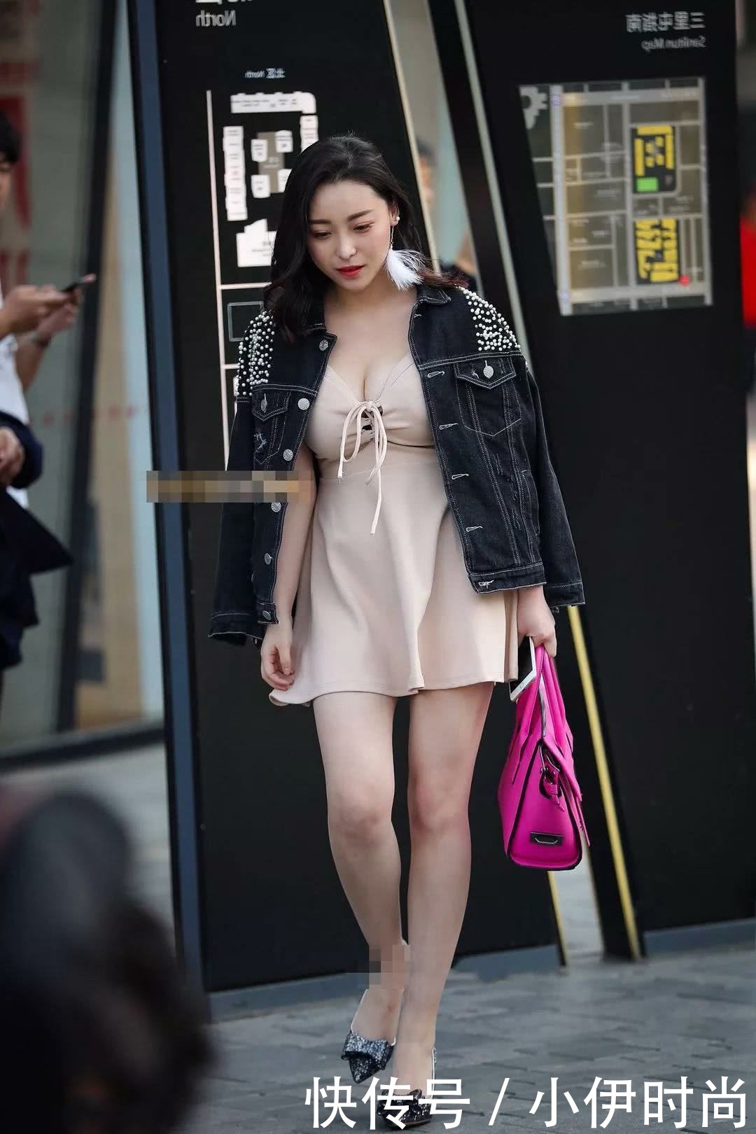 气质小姐姐吊带连衣裙尽显轻熟女范儿，网友：真让人羡慕嫉妒恨