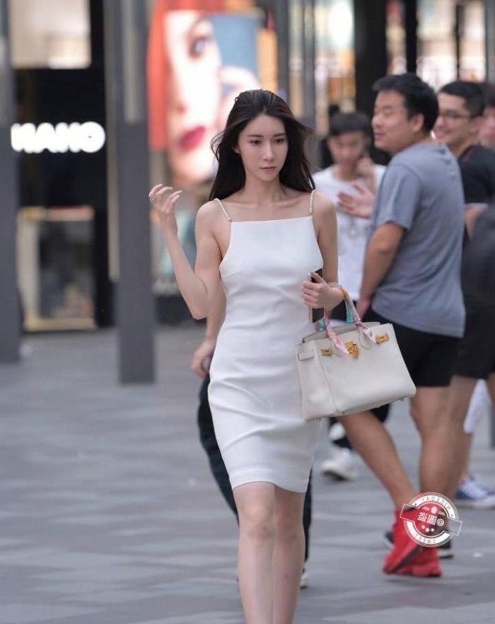  『辣妈』摄影-看这路人的反应，就知道辣妈称霸商场多么轻而易举