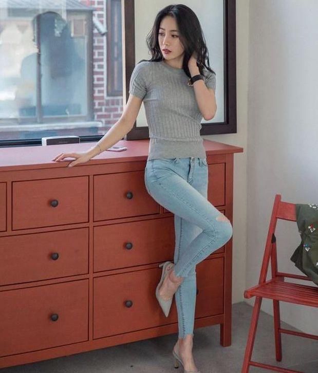 凹凸紧致的牛仔裤美女，散发小仙女气质，很招人喜欢!