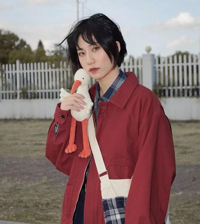 『红色』刺绣毛衣、浪漫百褶裙,这10件大红单品才美得惊艳。