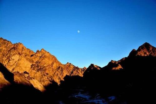 乐山峨眉山风景区、酒泉三危山……细数那些地势险峻的景点