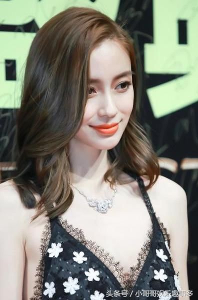 看了柳岩的吊带裙，再看看杨颖，才知道身材和颜值哪个更重要