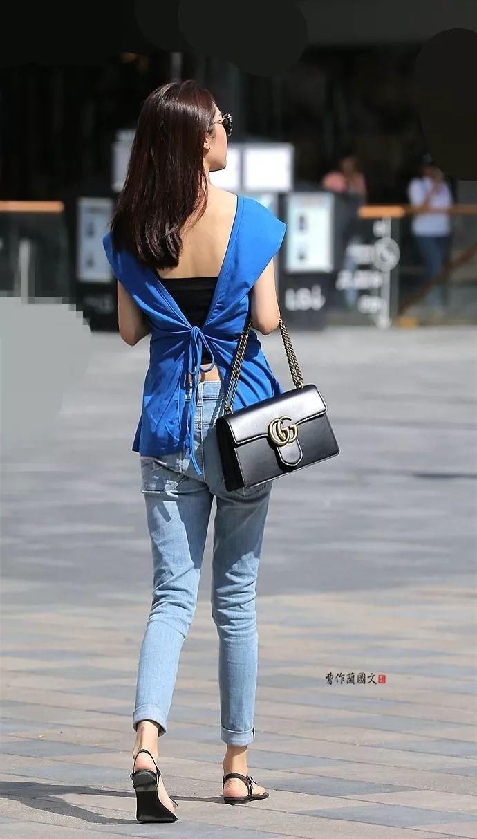 街拍:凸显好身材曲线的牛仔裤美女