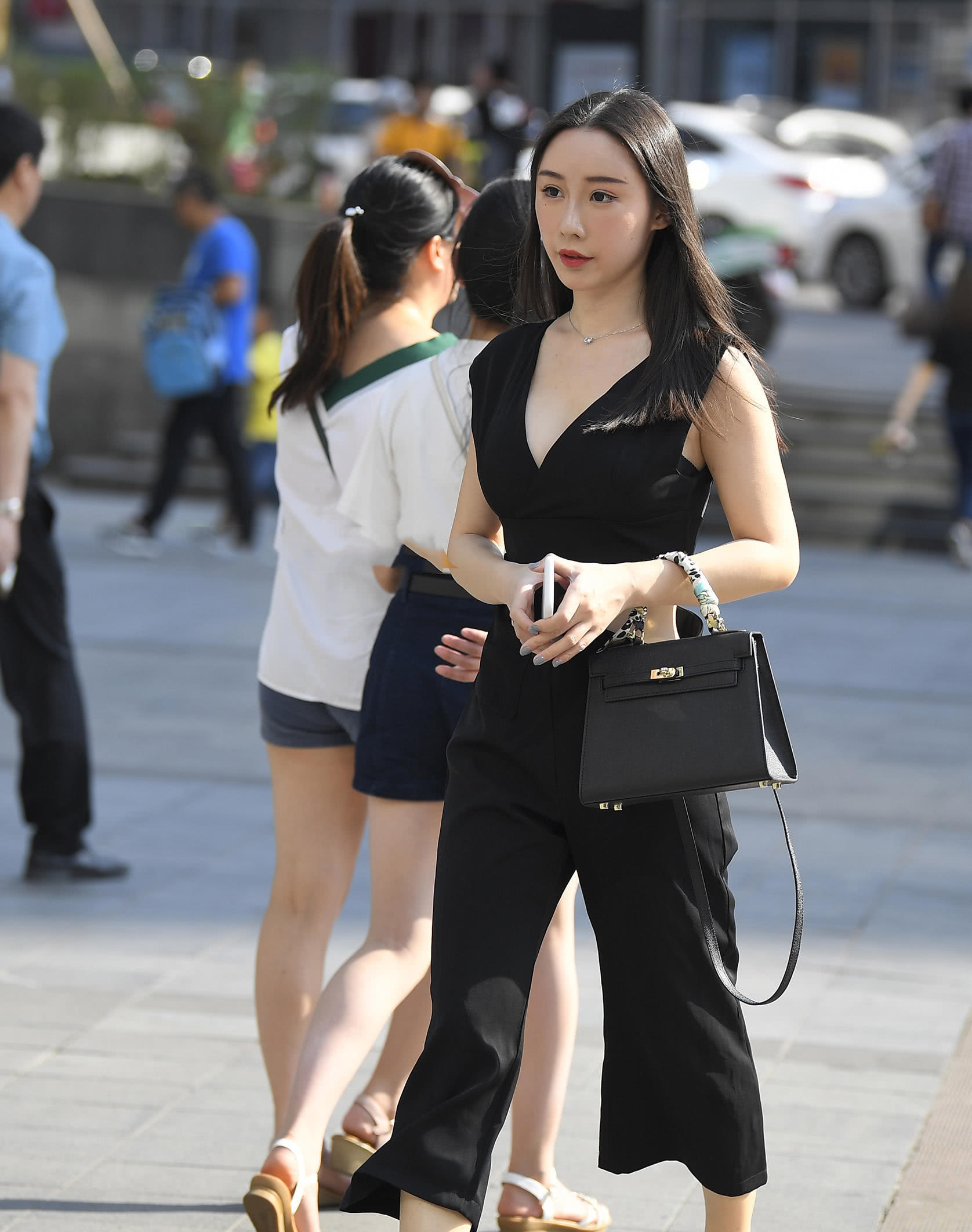 知性清纯小姐姐深V连体装尽显丝滑曲线，腰部露肉很吸睛，网友：