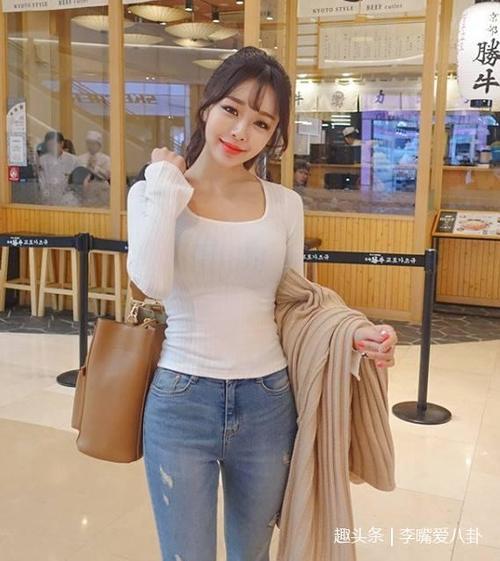 路人街拍，小姐姐穿紧身衣凸显好身材，身材丰满