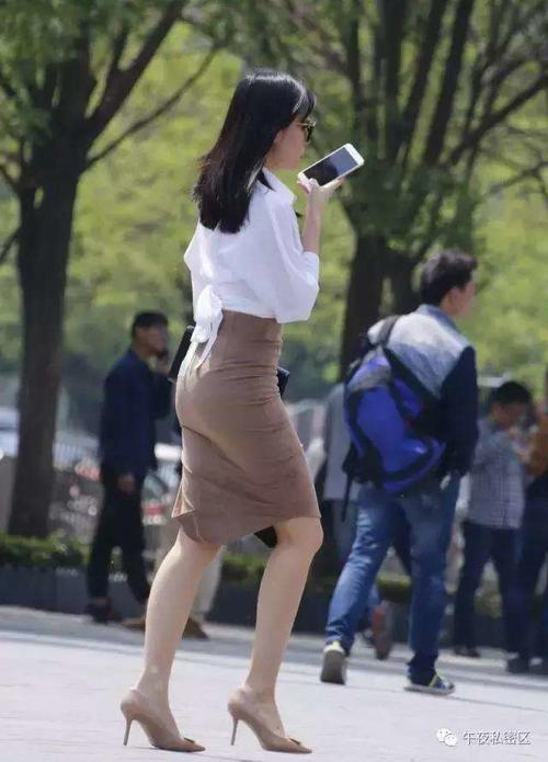 街拍：20多岁的女白领穿包臀，白衬衫的女人自带气质!