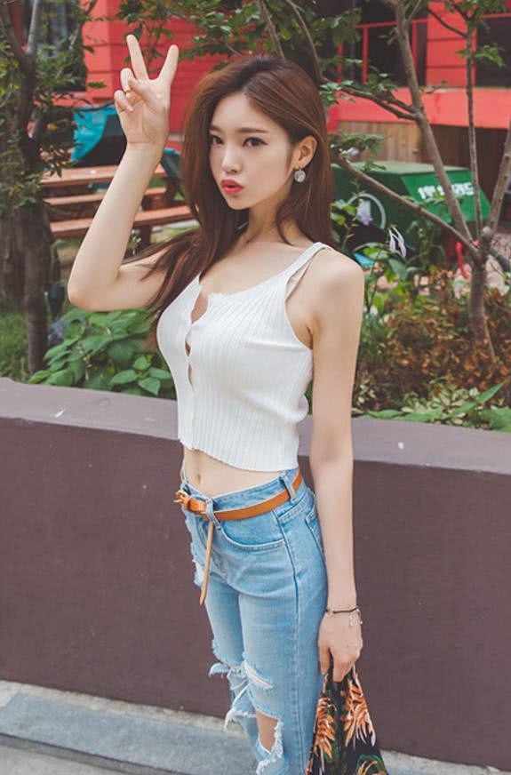 街拍:好身材个性的小姐姐,俏皮充满个性的感觉!