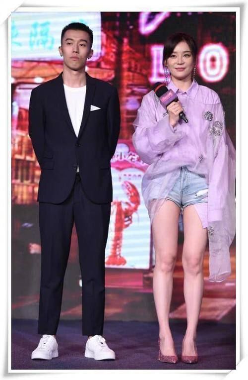 袁姗姗这衣服看得人强迫症都犯了！网友：分分钟想撕掉下面那块布