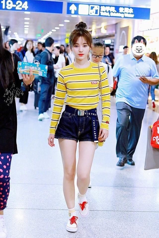 当159鞠婧祎撞上167的杨幂，身材比例好也没用，网友：短裤没罪