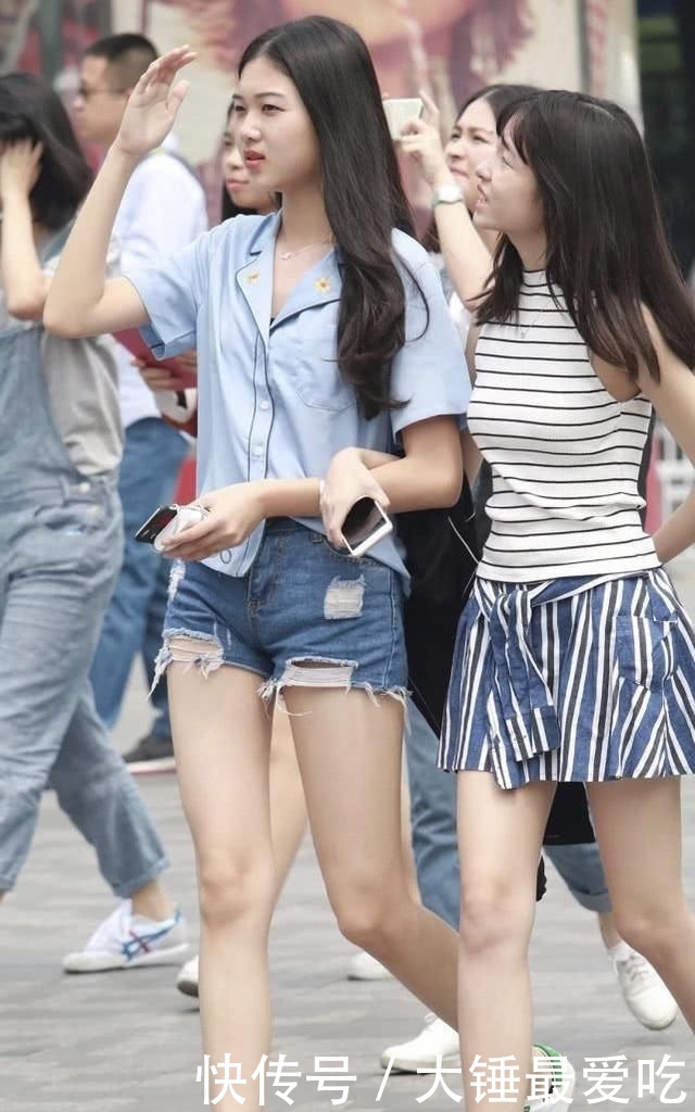  #美女#街拍美女：身穿衬衫的姐姐出街，热裤展现青春活力，像谁的初恋吗