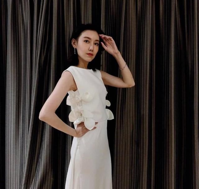  少女：林小娘高露短上衣配修身裙甜美又可爱，简直就是少女