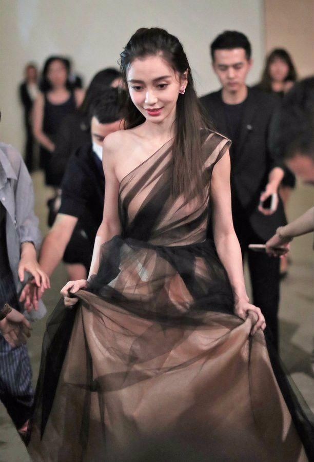 杨颖手提裙摆，落落大方，网友:真的美了!