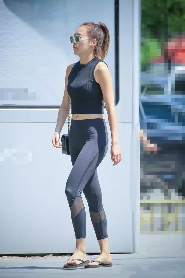 穿紧身打底裤的小姐姐，眼戴墨镜，对旁人的目光视而不见