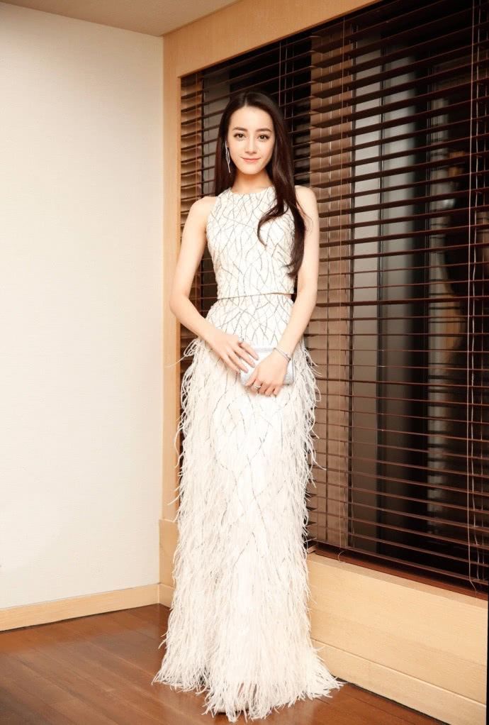 迪丽热巴穿吊带裙秀身材，曲线感太明显，网友：简直不敢评价