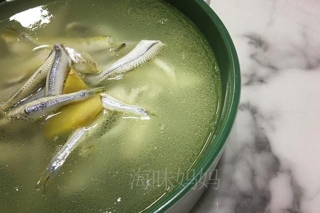  「鱼鳞」这种小鱼全身是硬鳞，渔民为了这碗鲜美的鱼汤，宁可花1小时去鳞