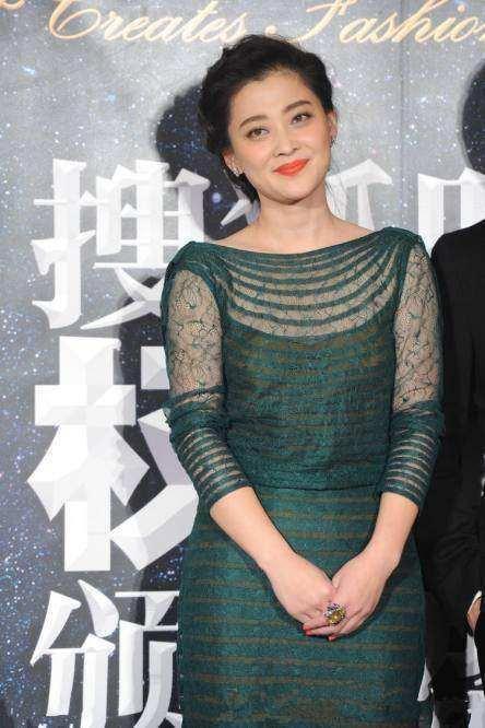 妹子，你还减肥？43岁的梅婷撞衫田海蓉，输了年龄赢了身材