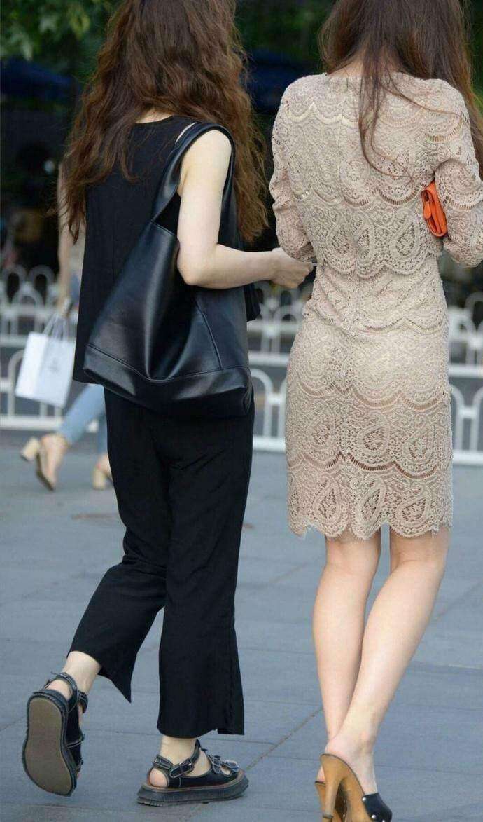 街拍: 透视的镂空裙, 若隐若现吸引男人目光