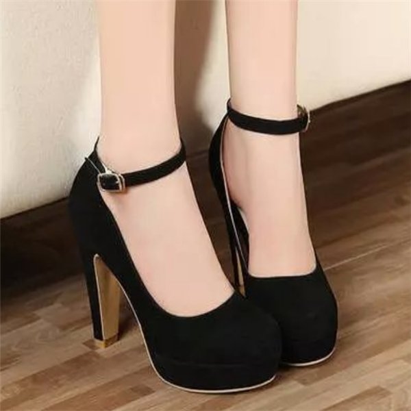 去夜店，女人都穿性感的鱼嘴高跟鞋，微露脚趾，双腿修长真撩人