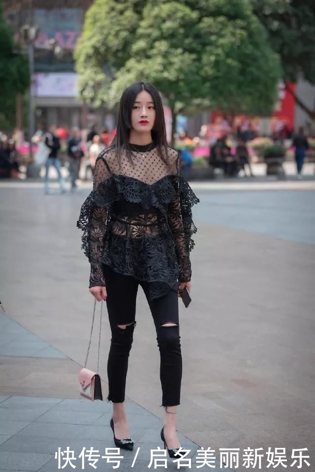 脚上搭配一|高跟鞋搭配包臀连衣裙,曼妙的身姿十分诱人
