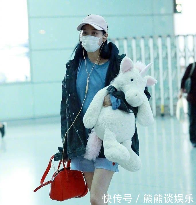 张馨予太猛了! 穿了条别人不敢穿的短裤出门, 网友: 这叫个性!