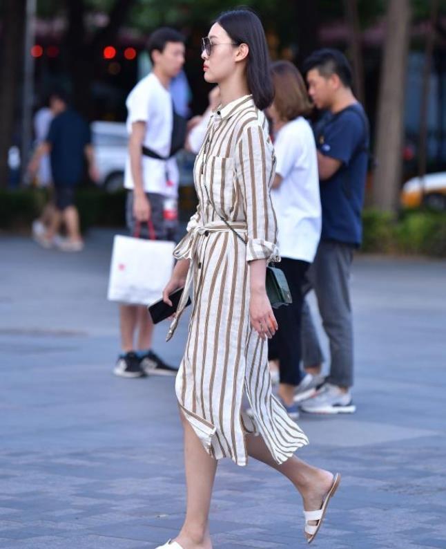  #美女#街拍：身材高挑的美女，一条针织开叉连衣裙，时尚女性魅力十足