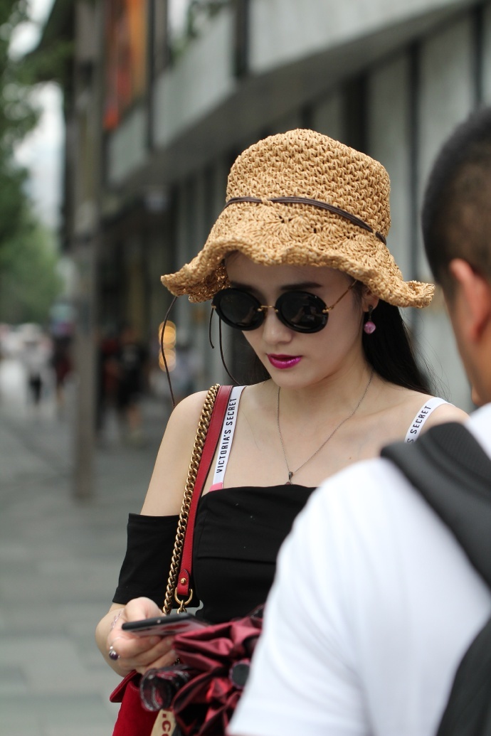 ?路人街拍，短发小姐姐肤白貌美，穿着有气质！