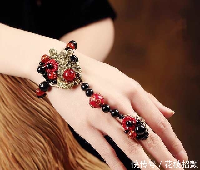 # 心理测试#测测你什么时候最招桃花，心理测试：挑一款手链