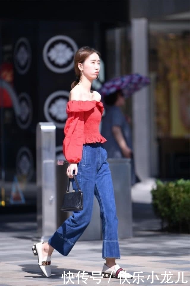  『红色』街拍：姑娘显得格外的青春，穿红色的一字肩上衣，时尚漂亮
