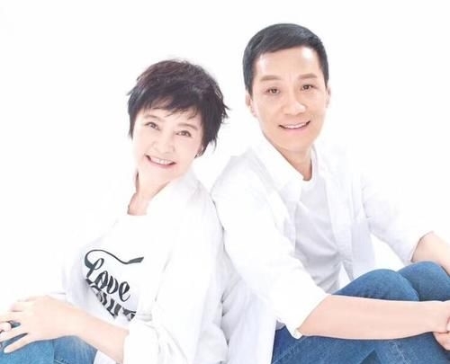 【家暴】她曾与刘晓庆齐名,被前夫家暴,嫁小8岁冯远征,65岁被宠成公主