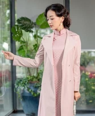 #旗袍装#旗袍+风衣=秋天最优雅搭配,时髦又高级,再穿十年都不过时!