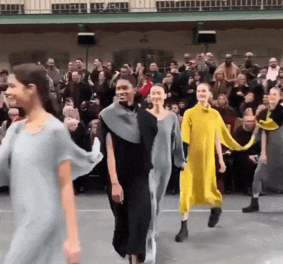  『大赛』时尚界迷之设计大赛！背上绑张床走秀，拎包入住吗？