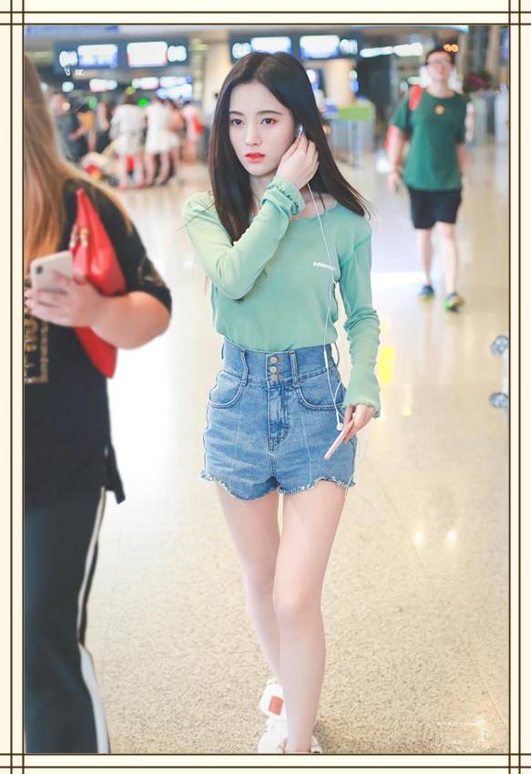 鞠婧祎24岁，徐璐也24岁，同穿T恤衫，身材差距竟如此尴尬