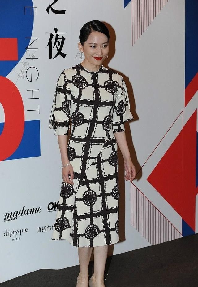 俞飞鸿深v裙现身，网友:47岁还打扮的这么妖艳?