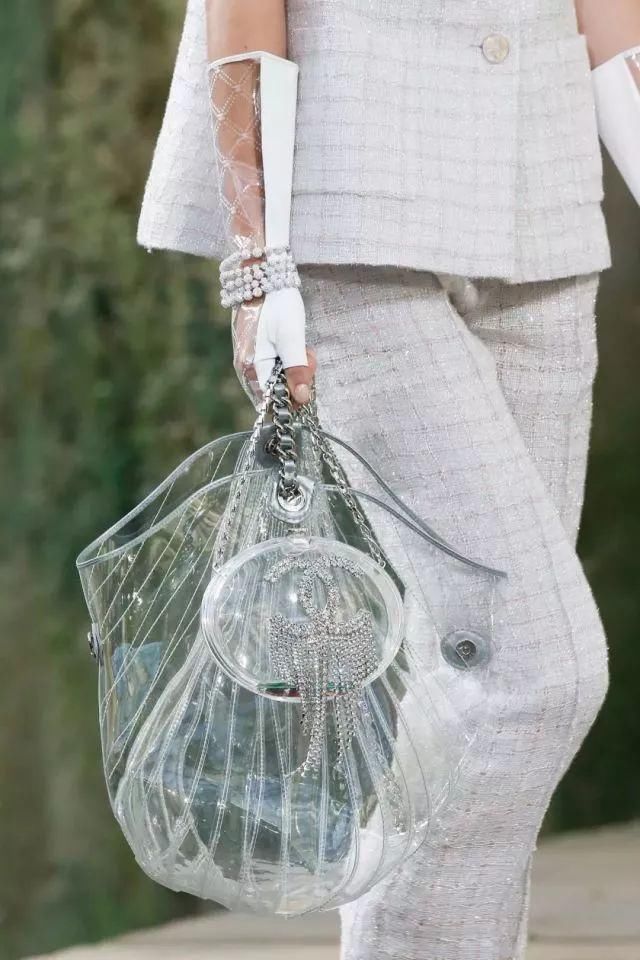 昨天的塑料袋你爱搭不理，今天的塑料袋只有时髦女孩看得起