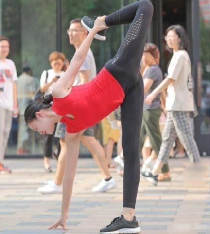 街头的打底裤时尚，宛如一道美景！