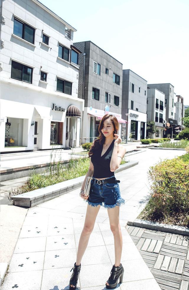 街拍：清纯可爱的小姐姐大长腿搭配休闲黑高跟，气质不俗！