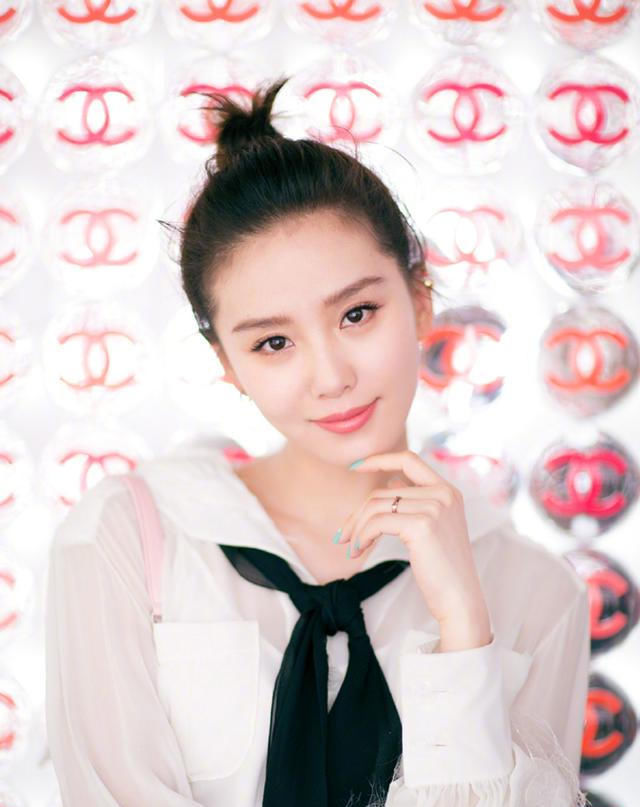  主角■白衬衫又成“单穿主角”!5月穿白衬衫出行,带来亮度与干净美感